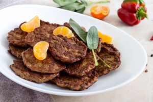 Рубленые котлеты из печени подают на стол теплыми