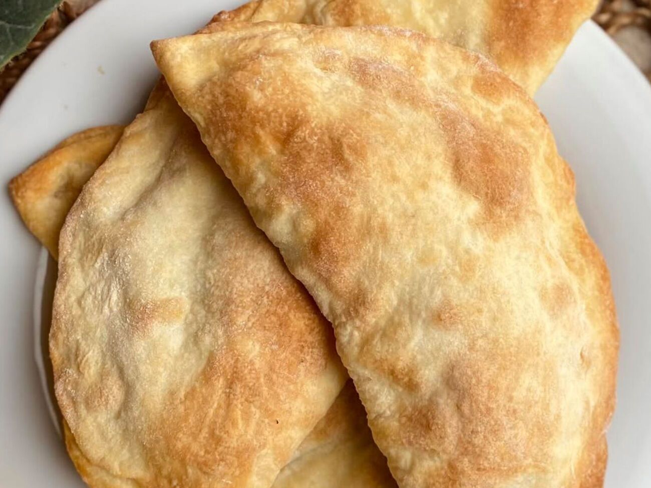 Чебуреки выпекают в духовке без лишнего растительного масла