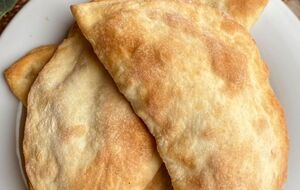 Чебуреки выпекают в духовке без лишнего растительного масла