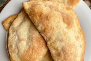 Чебуреки выпекают в духовке без лишнего растительного масла