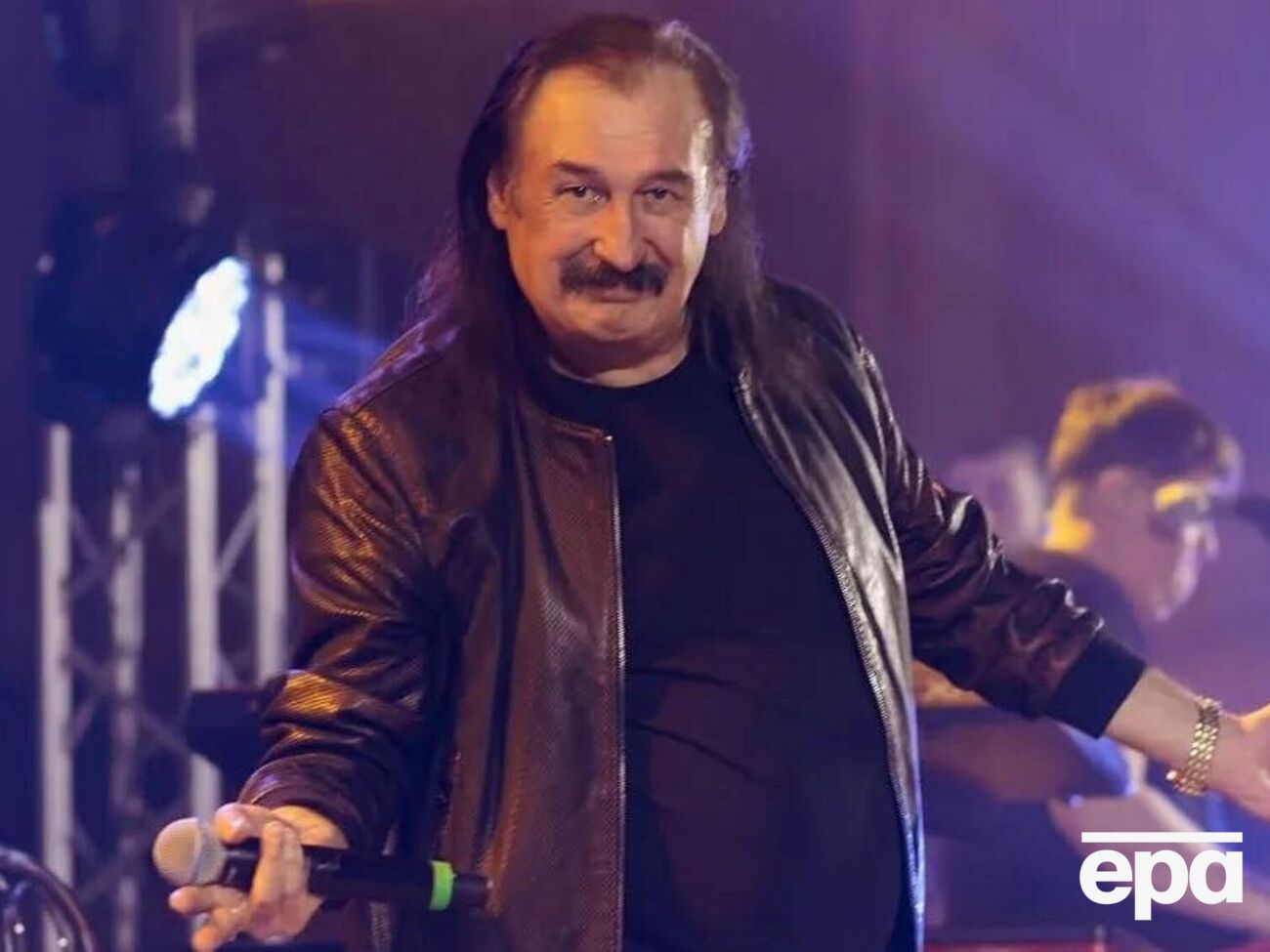 Гіга народився 16 листопада 1959 року