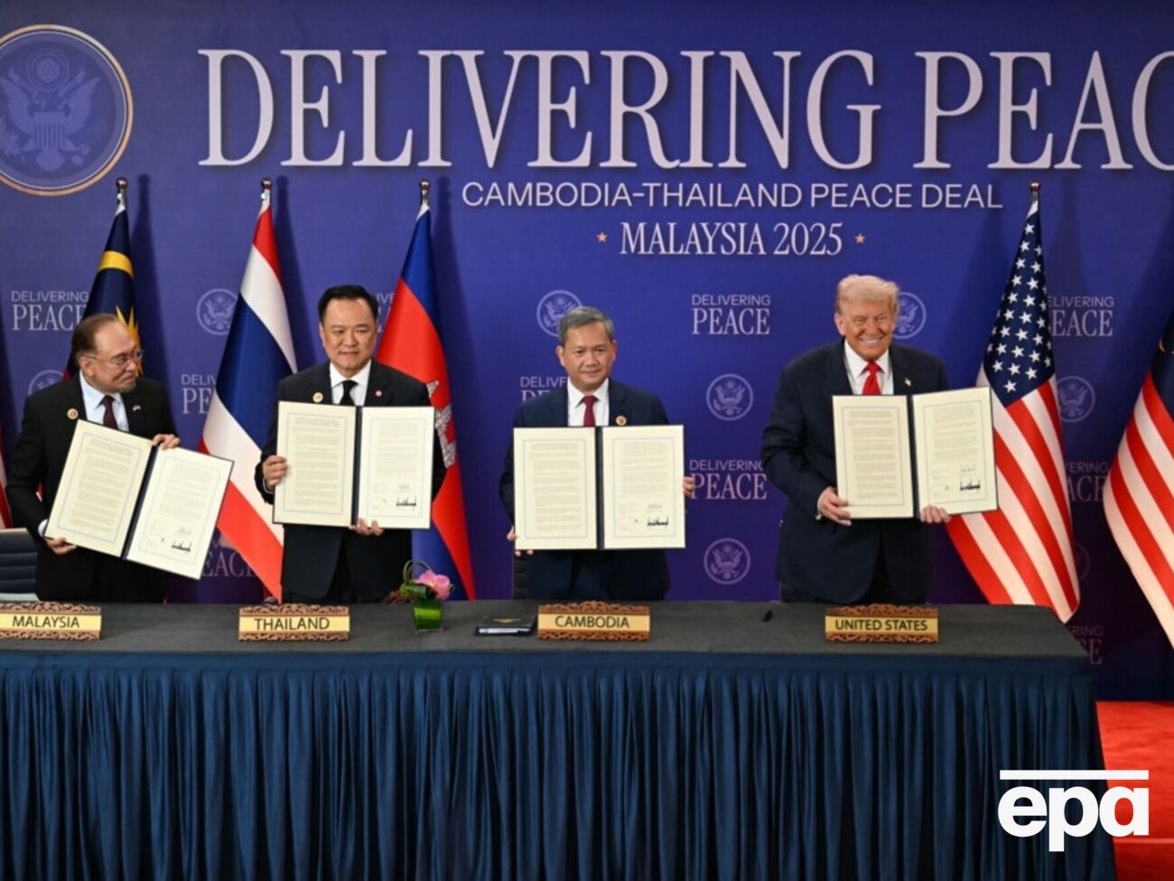 За словами Трампа, він провів "дуже гарну розмову" із прем'єр-міністрами Таїланду й Камбоджі