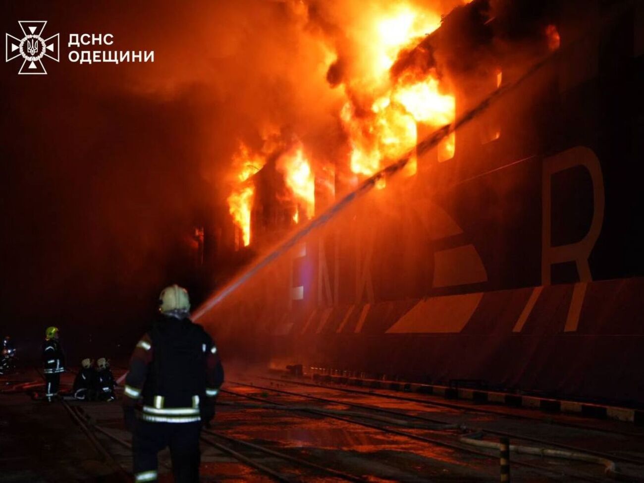 Идет эвакуация экипажа судна и водителей грузовиков