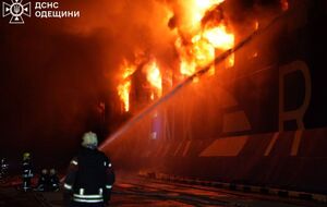 Идет эвакуация экипажа судна и водителей грузовиков