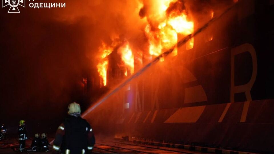 Триває евакуація екіпажу судна й водіїв вантажівок