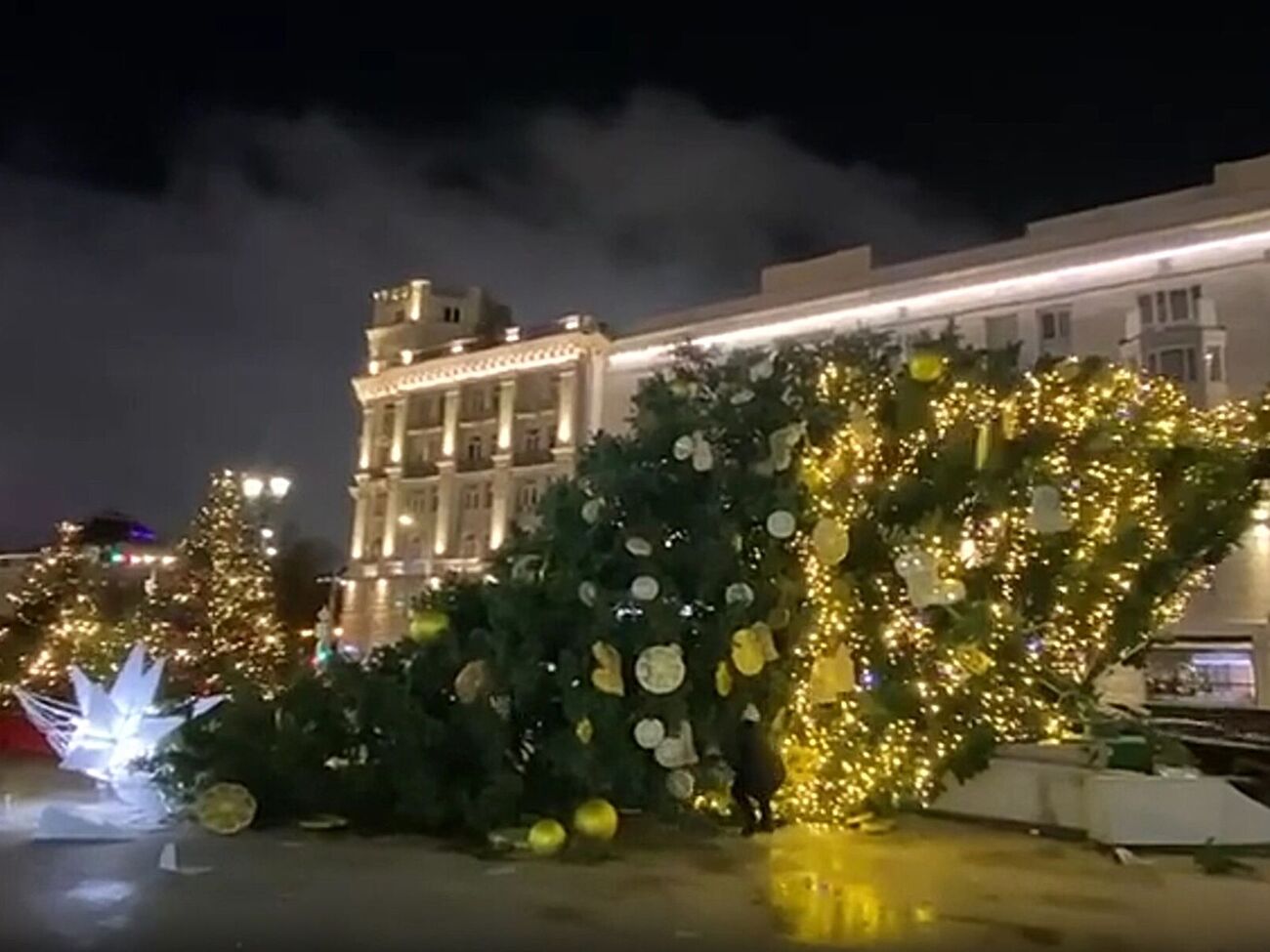 Раньше медийные лица, которые в России называют себя "ясновидящими", заявляли, что падение елки – не случайность