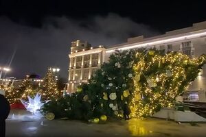 Раньше медийные лица, которые в России называют себя "ясновидящими", заявляли, что падение елки – не случайность