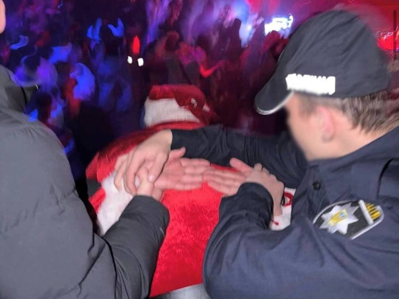 Работник клуба надел полицейскую форму, не имея никакого отношения к работе в правоохранительных органах