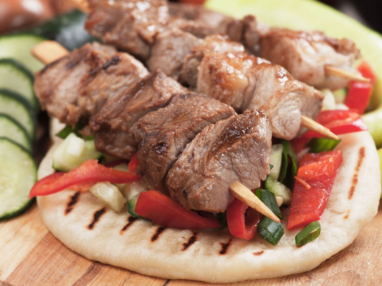 Запекайте шашлык в разогретой до 200 °C духовке до румяной корочки примерно 30 минут