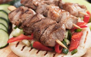 Запікайте шашлик у розігрітій до 200 °C духовці до рум'яної скоринки приблизно 30 хвилин