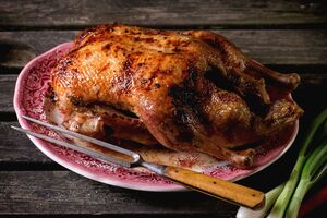 Для блюда понадобятся восемь яблок и три луковицы