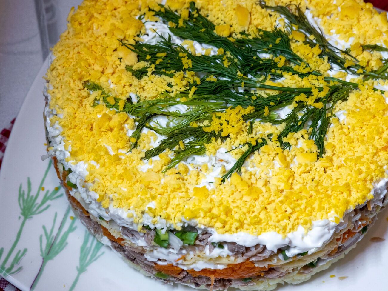 Салат перед подачей украшают зеленью