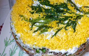 Салат перед подачей украшают зеленью