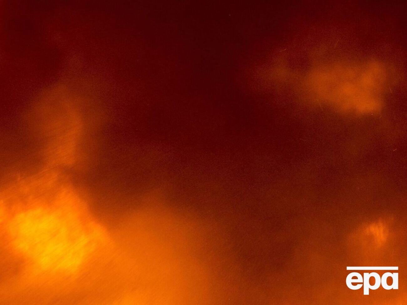 Медиа сообщают о пожаре на нефтебазе возле Симферополя