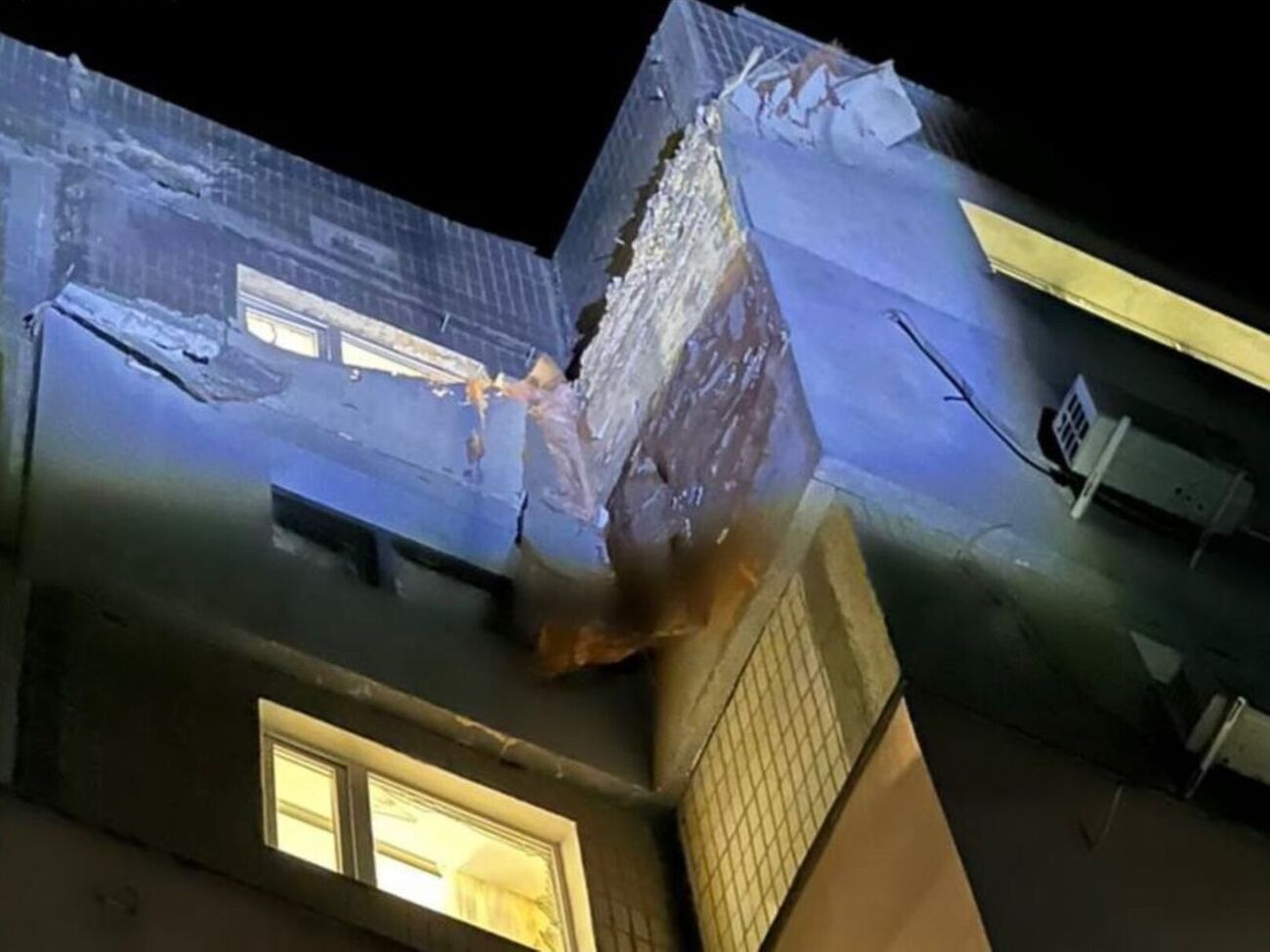 Беспилотник попал в многоэтажку в Заречном районе