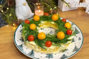 Готовый салат поставьте в холодильник, чтобы он пропитался