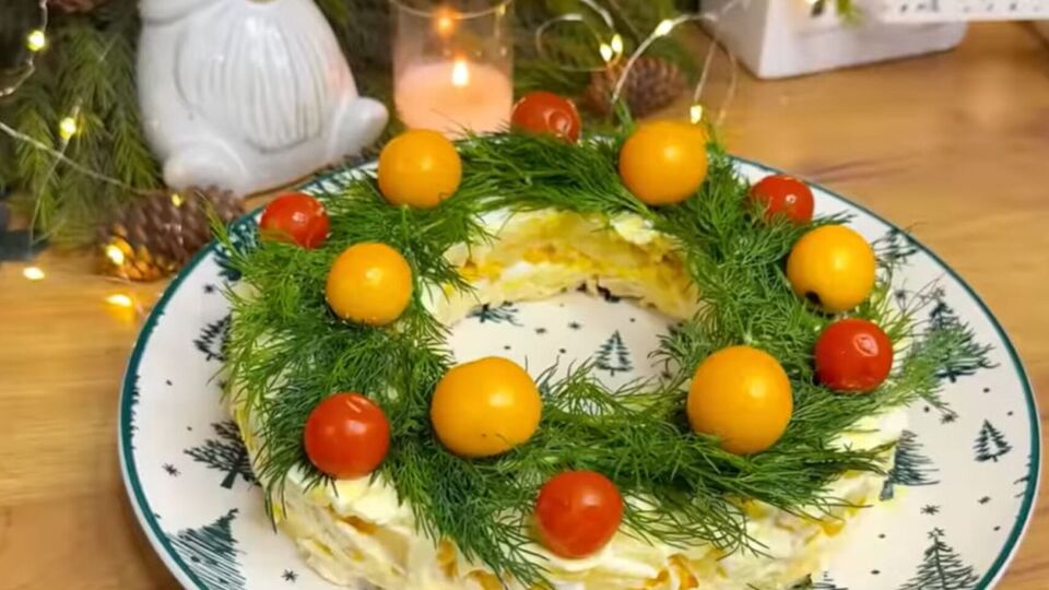 Готовый салат поставьте в холодильник, чтобы он пропитался