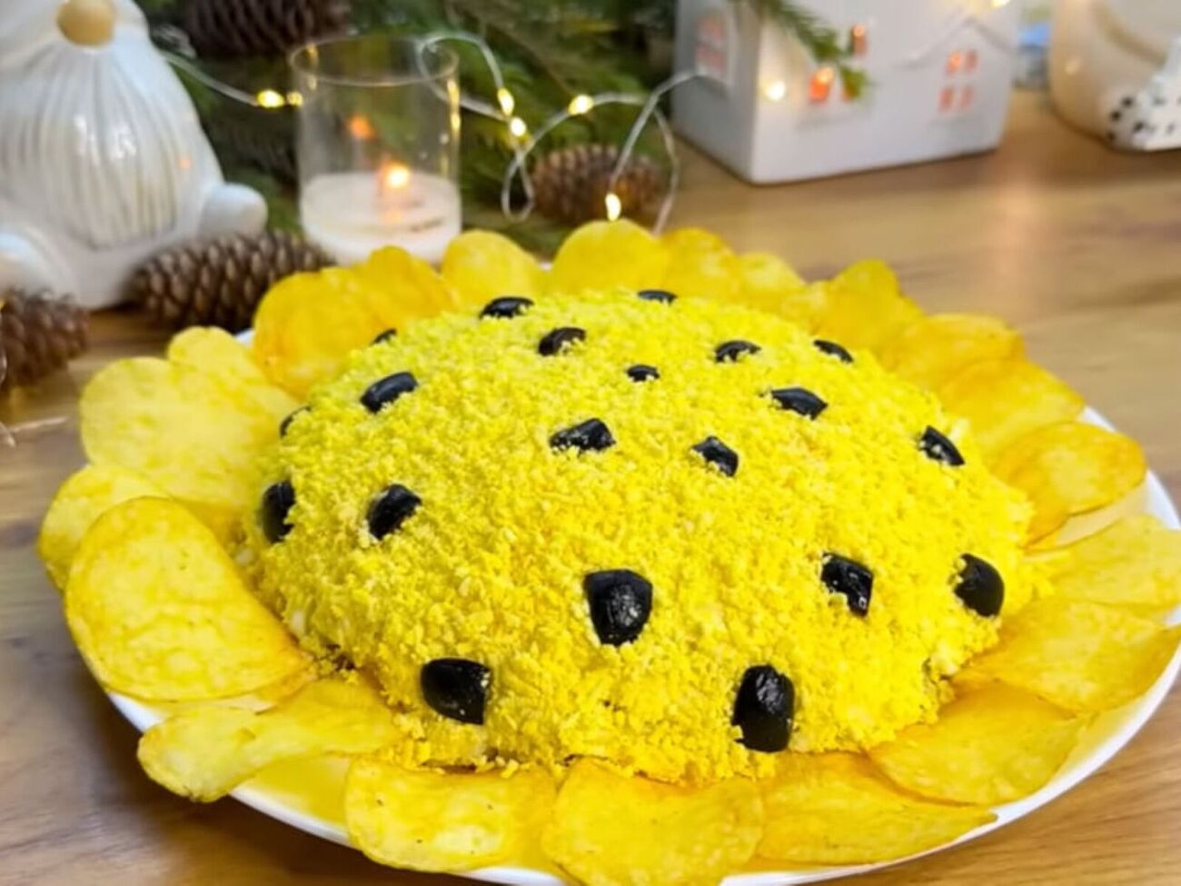 По краях салату викладіть чипси, формуючи квітку соняшника