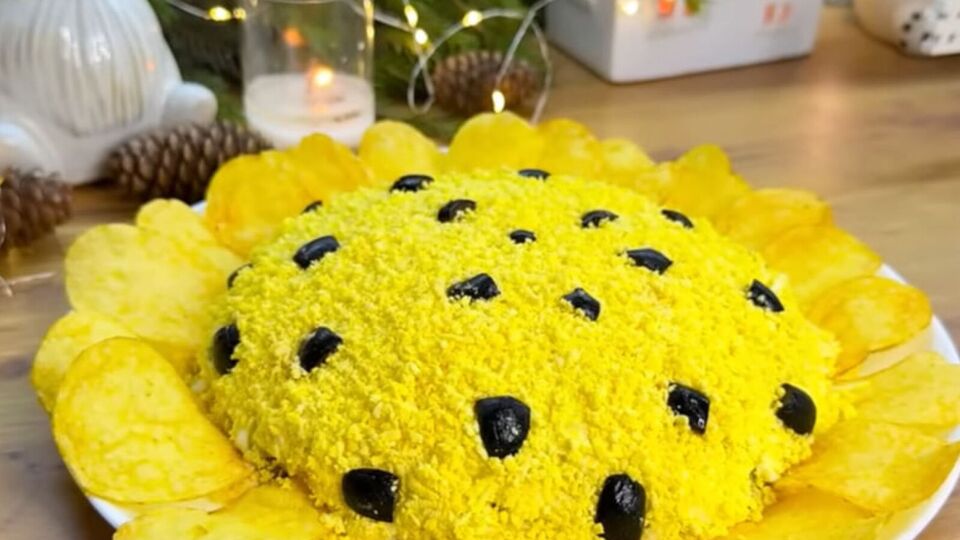 По краях салату викладіть чипси, формуючи квітку соняшника