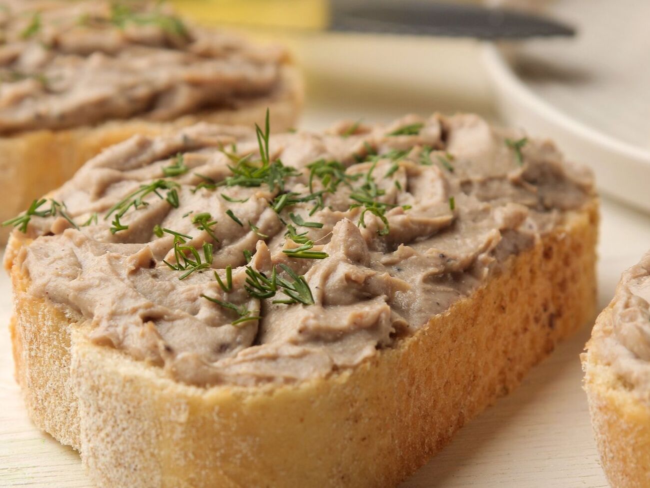 Для намазки возьмите 160 г шпротов