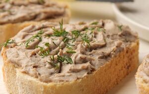 Для намазки возьмите 160 г шпротов