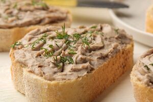 Для намазки возьмите 160 г шпротов