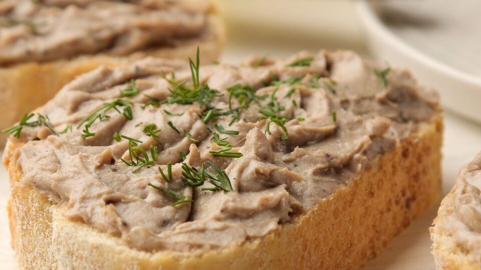 Для намазки возьмите 160 г шпротов