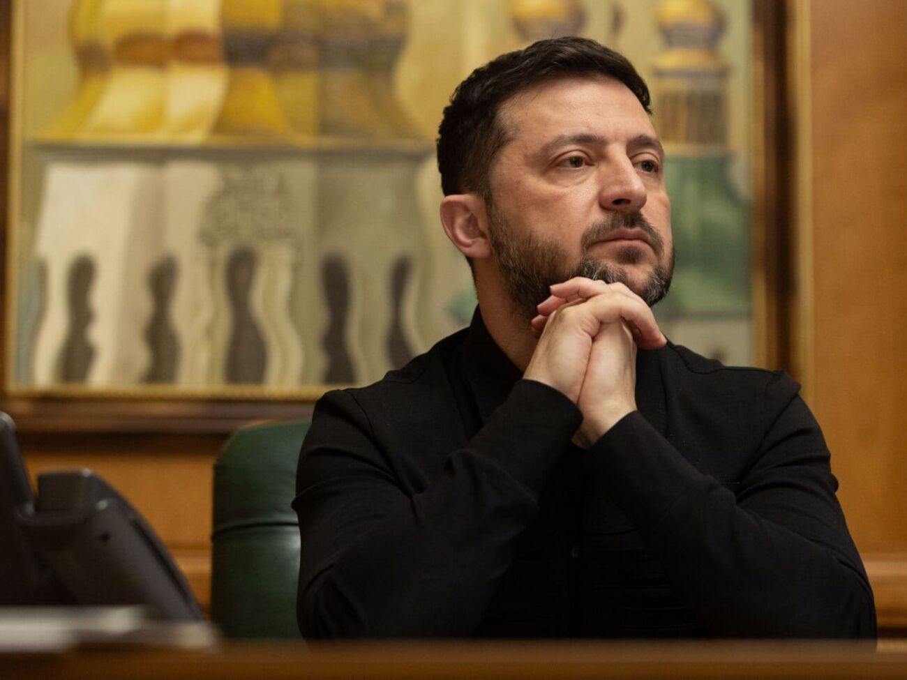 Зеленский отметил, что Украина хочет неповторения войны после прекращения огня, поэтому стремится получить юридически обязывающие гарантии безопасности