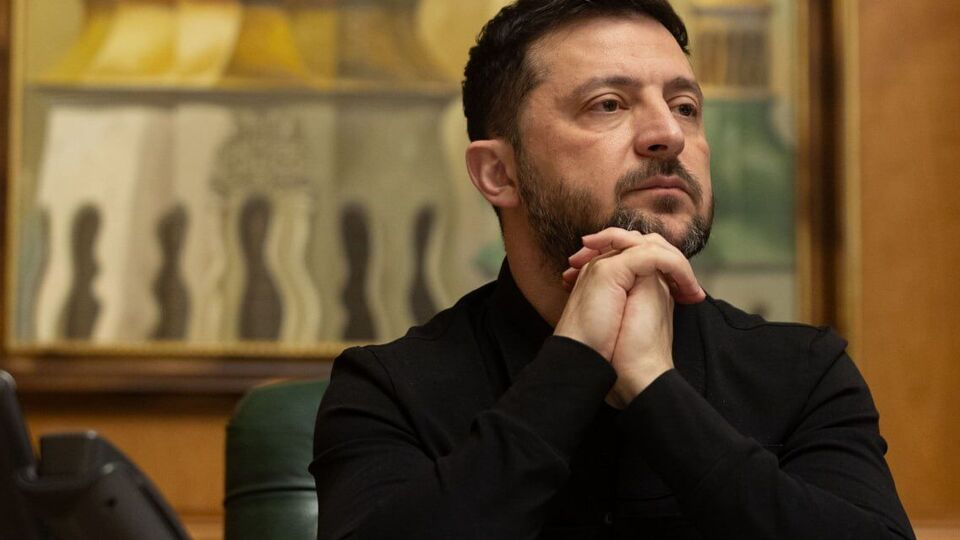 Зеленский отметил, что Украина хочет неповторения войны после прекращения огня, поэтому стремится получить юридически обязывающие гарантии безопасности