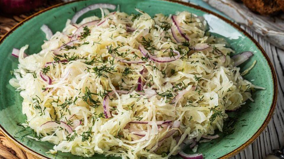 Для салату візьміть фіолетову цибулину