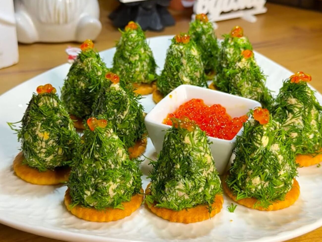 Перед формированием елочек закусочную массу для них нужно поставить в холодильник на несколько часов