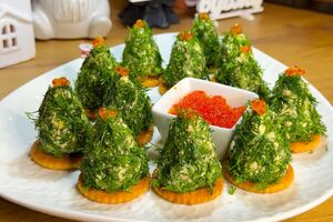 Перед формированием елочек закусочную массу для них нужно поставить в холодильник на несколько часов