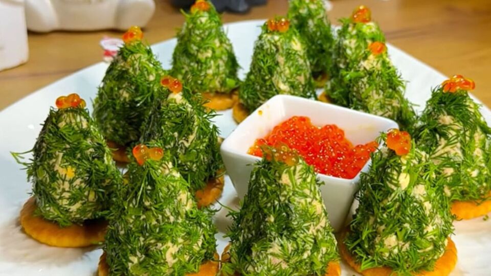 Перед формированием елочек закусочную массу для них нужно поставить в холодильник на несколько часов