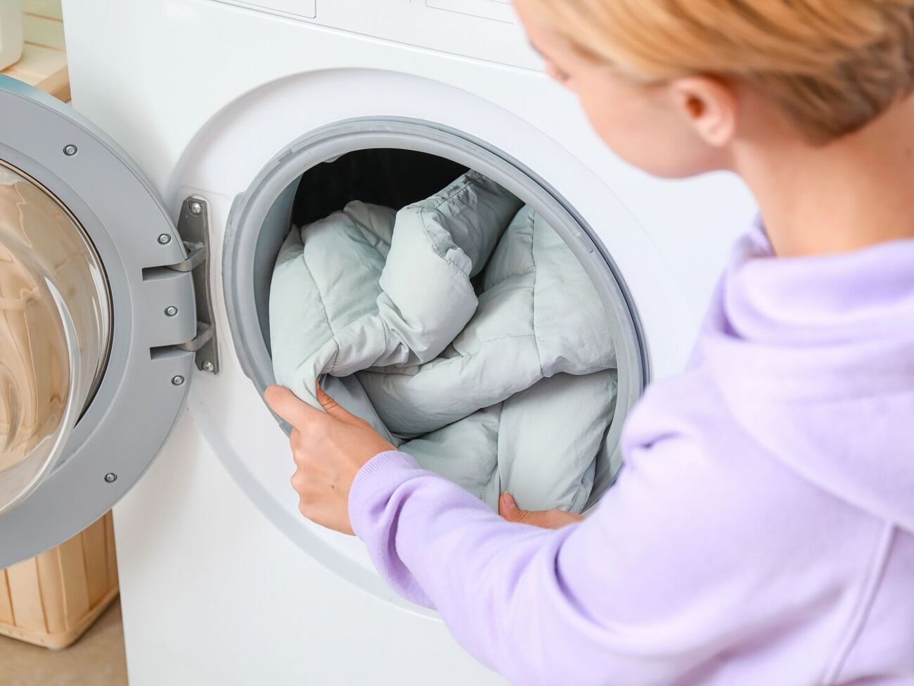 Стирайте одежду на деликатном режиме при температуре до 40 °С