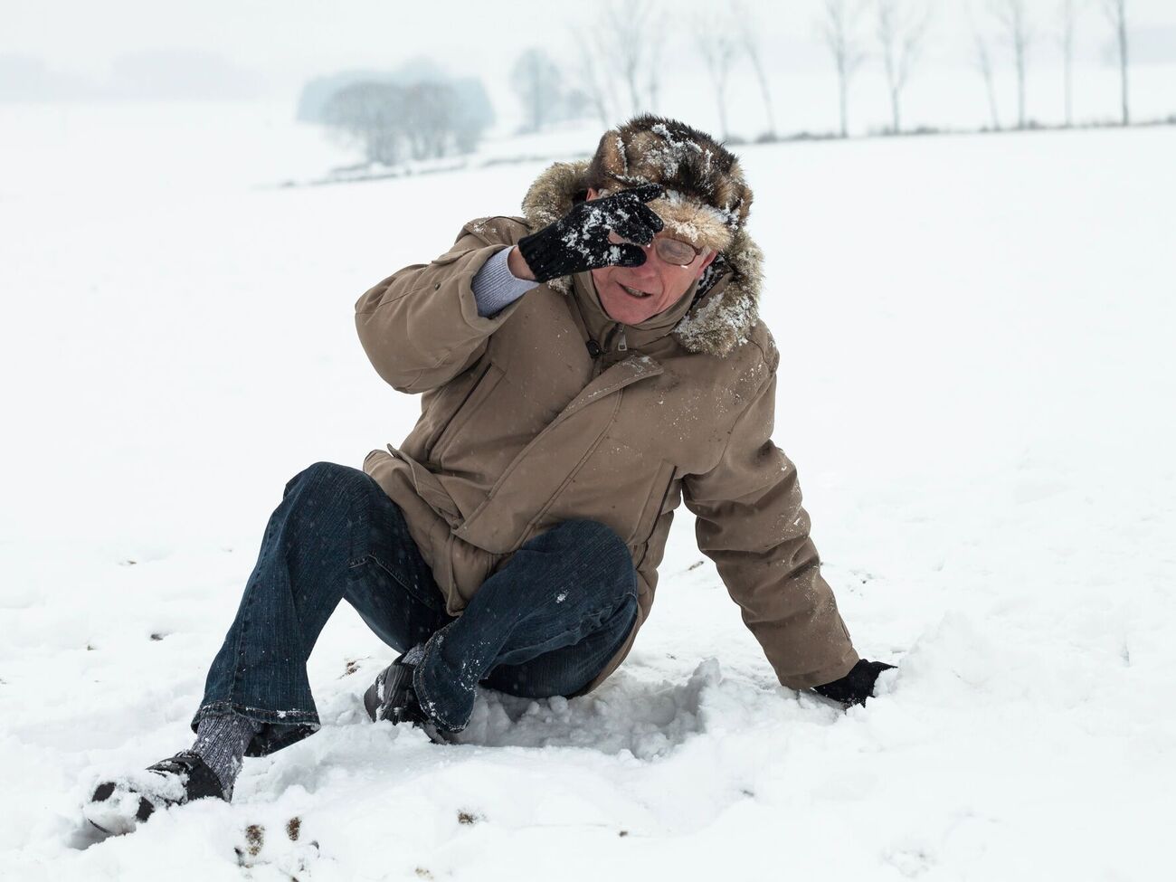 Щоб не впасти під час ожеледиці, журналіст порадив надівати на взуття спеціальні льодоступи