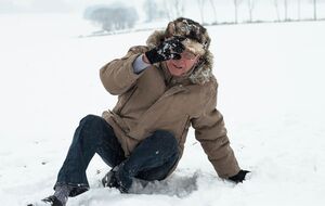 Щоб не впасти під час ожеледиці, журналіст порадив надівати на взуття спеціальні льодоступи