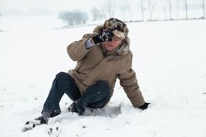 Чтобы не упасть во время гололеда, журналист посоветовал надевать на обувь специальные ледоступы