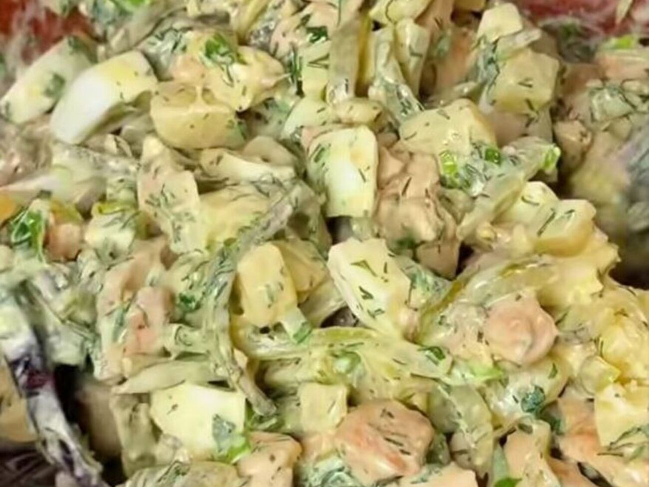 Заправлять салат нужно специально приготовленной заправкой