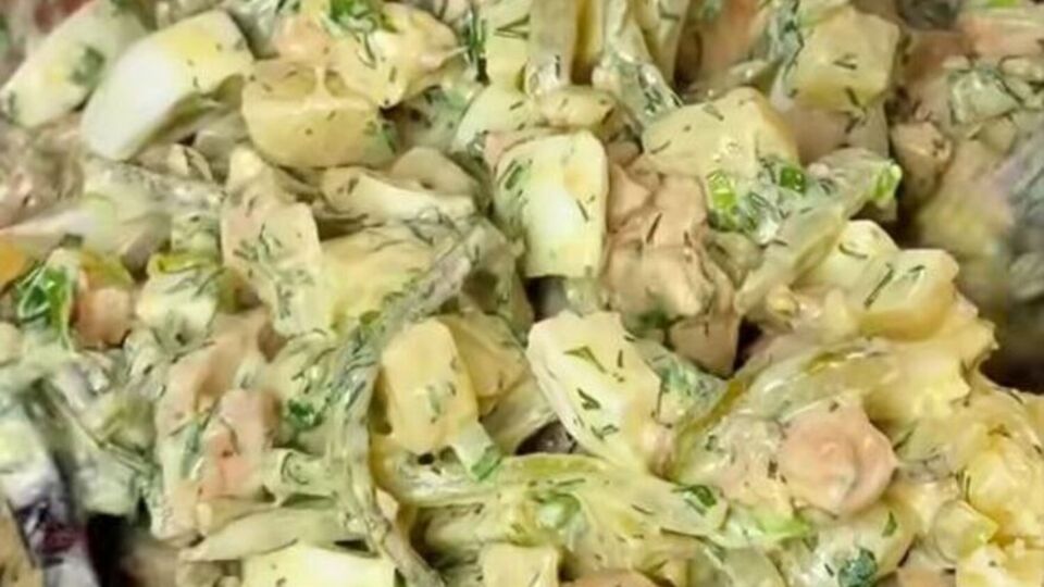 Заправлять салат нужно специально приготовленной заправкой