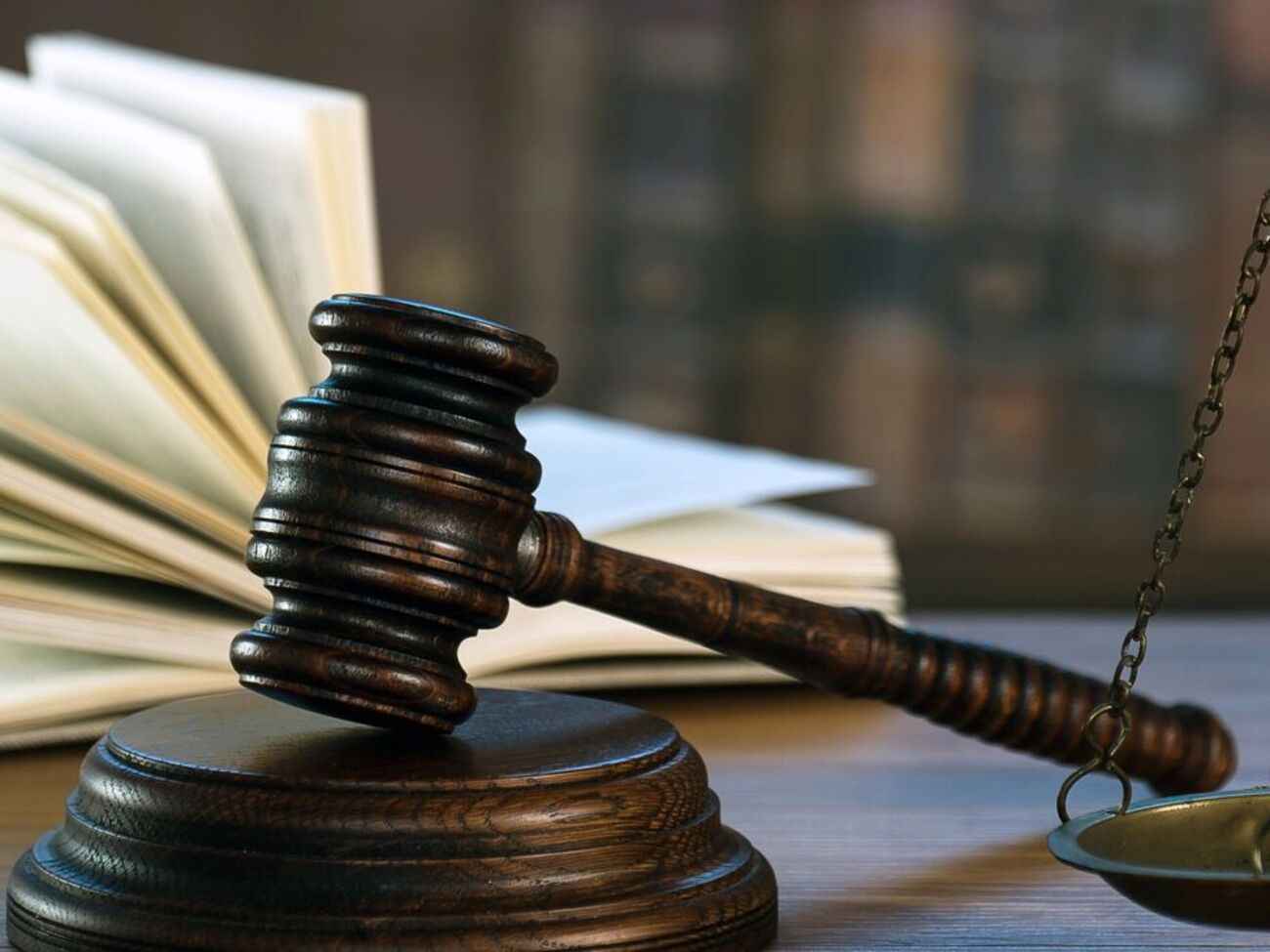 Суд призначив пенсіонеру 17 тис. грн штрафу, ще 5348 грн той має сплатити за експертизи