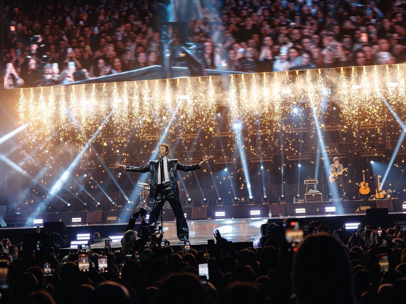 Макс Барских открыл концерт песнями из нового альбома "Місто дощів"