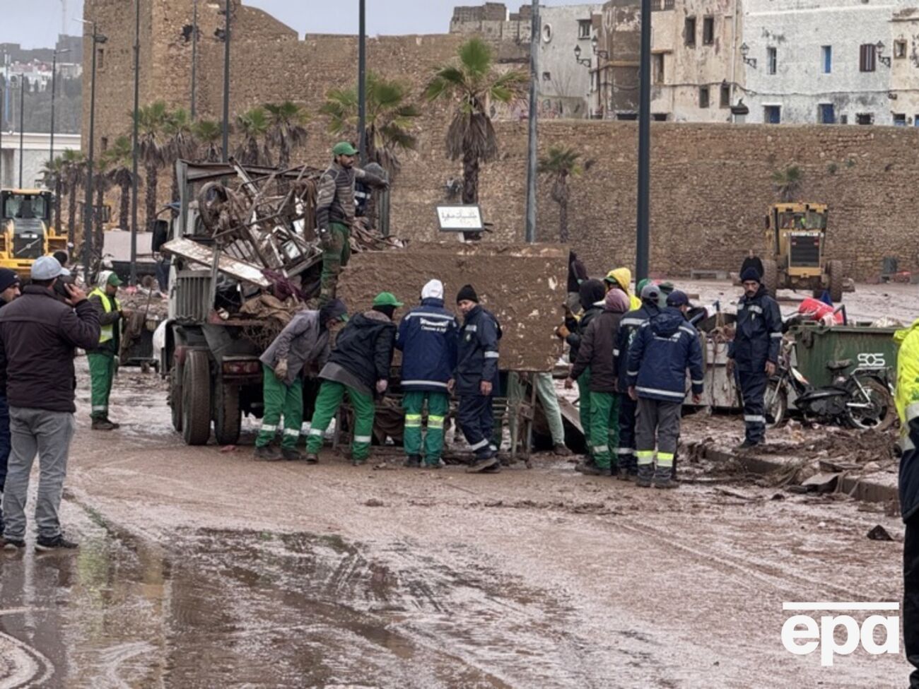В Марокко продолжаются поисково-спасательные операции на фоне непогоды