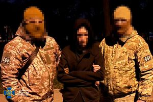 За даними слідства, фігурант облаштував "спостережний пост" поблизу контрольно-пропускного пункту заводу