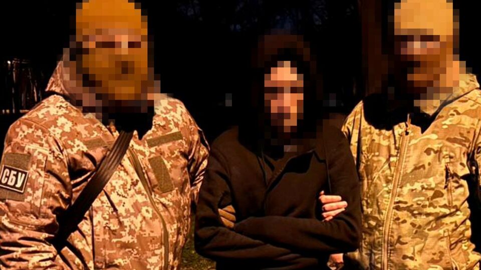 За даними слідства, фігурант облаштував "спостережний пост" поблизу контрольно-пропускного пункту заводу