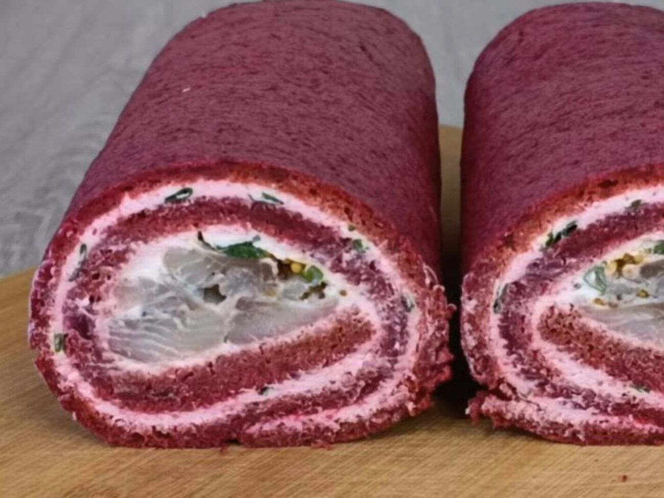 Оставьте рулет в холодильнике на один час