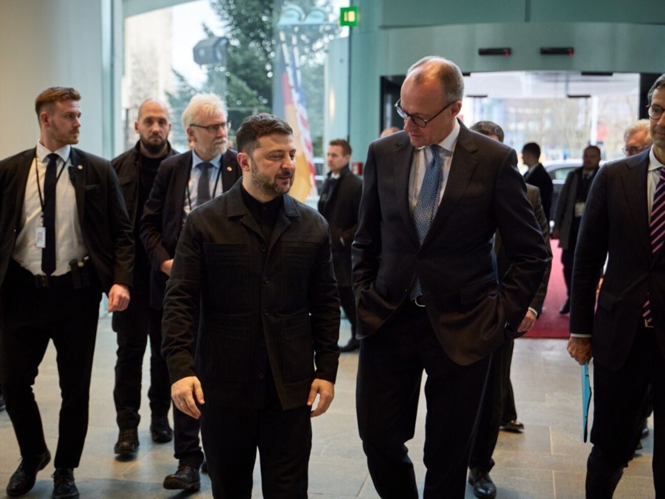 Зеленский и европейские лидеры (на фото он с канцлером ФРГ) сегодня проведут телефонный разговор с Трампом, пишут СМИ