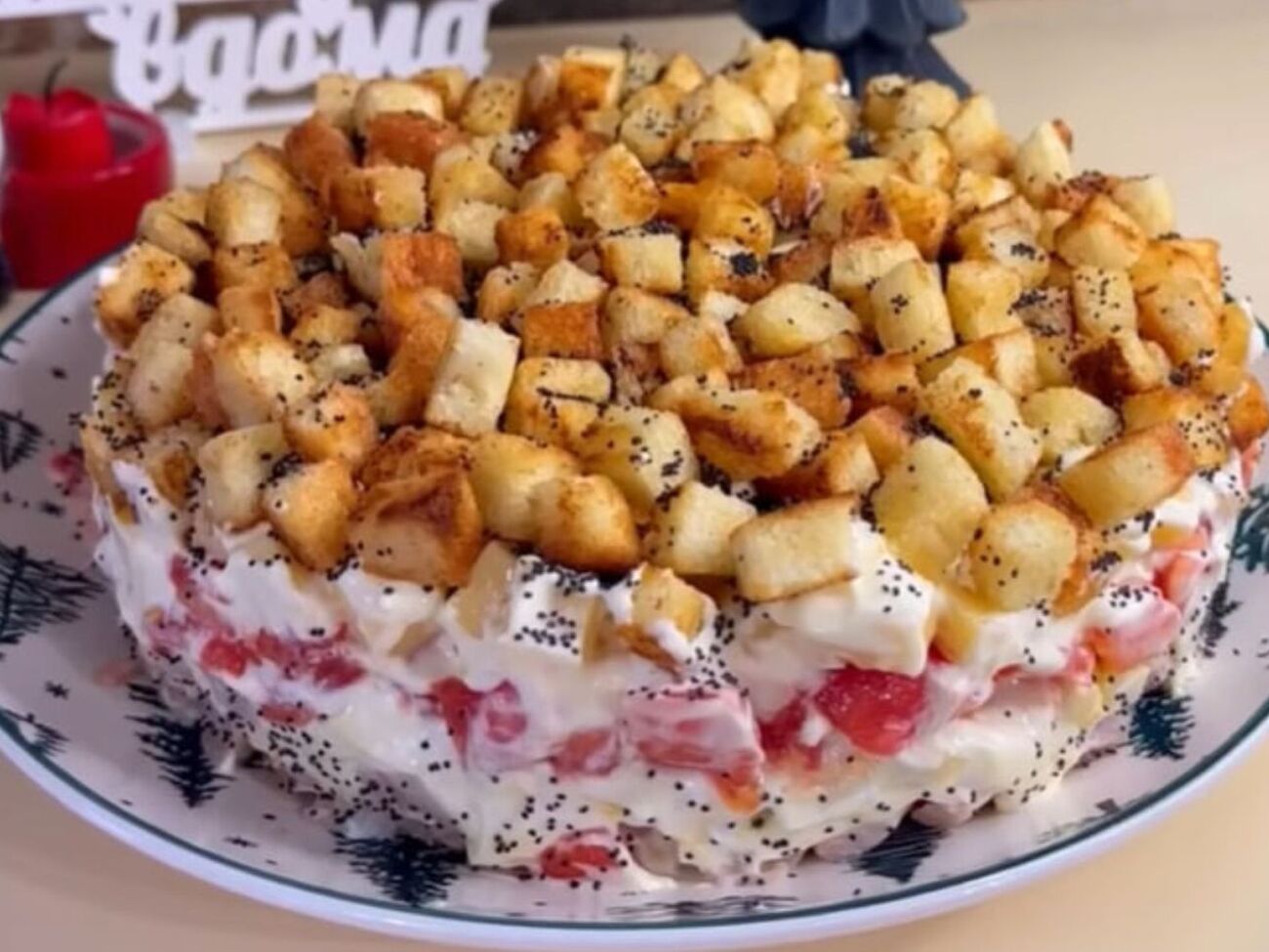 Салат нужно украсить кусочками хлеба, поджаренного на чесночном растительном масле