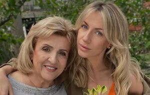 Нікітюк не вперше пригощає матір дорогим алкоголем