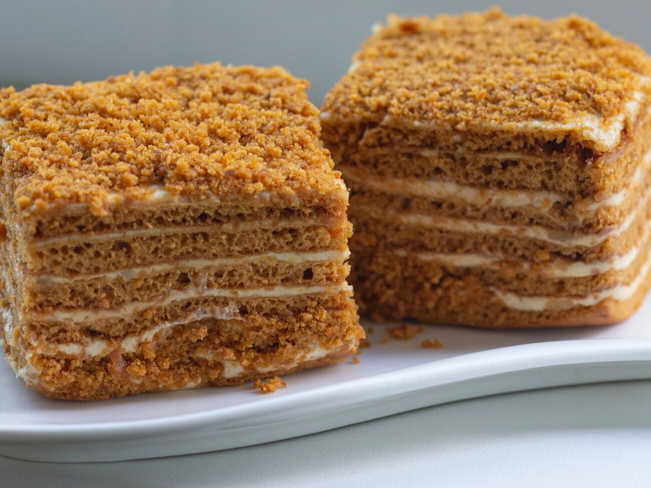 Для крема понадобится 100 г черного шоколада и 80 г молочного