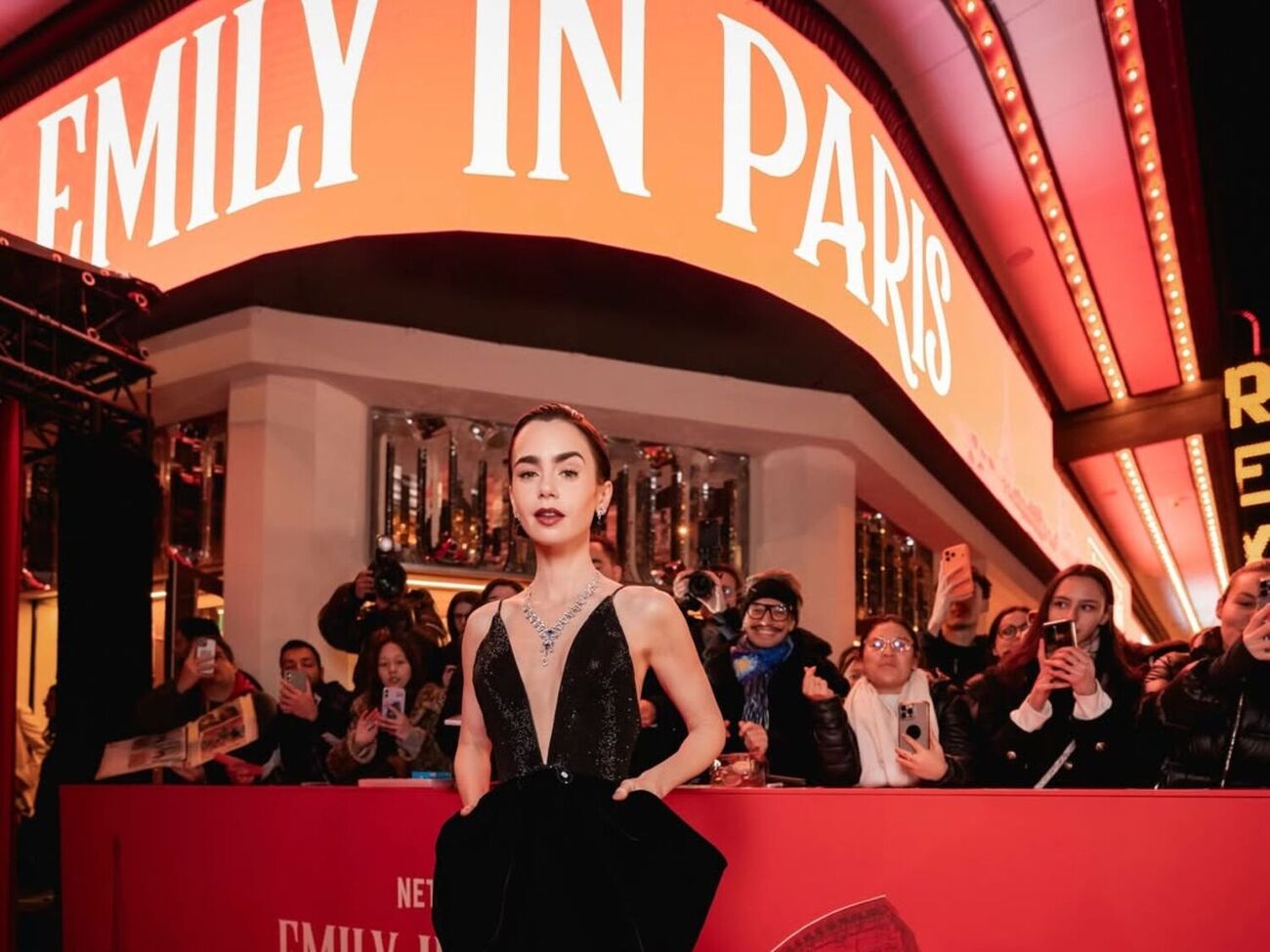 Головну роль у серіалі зіграла Коллінз